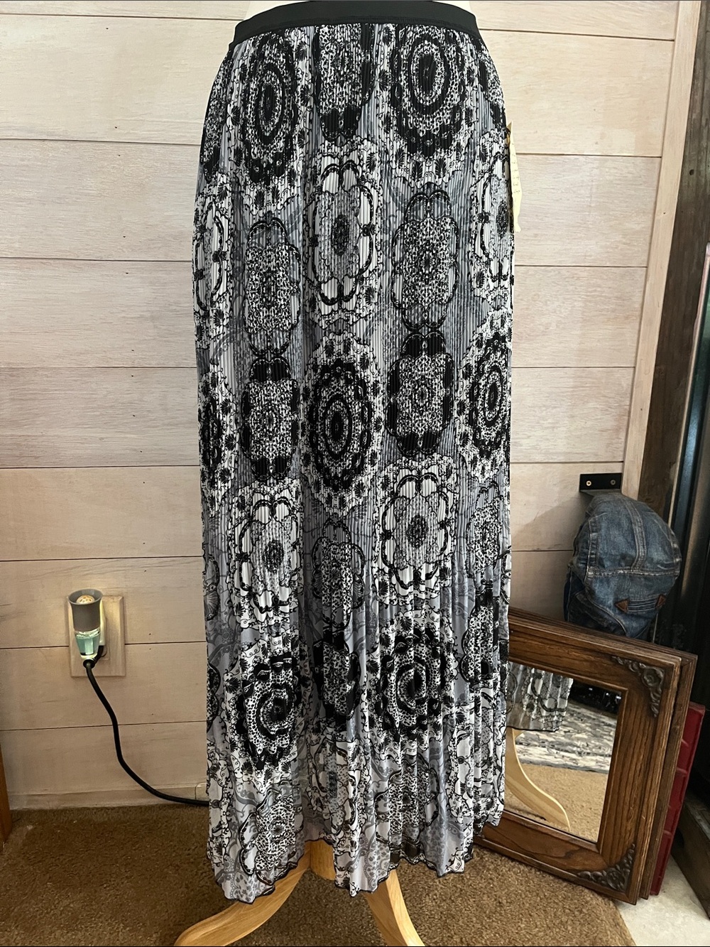 NEW ONE WORLD Black and White Medallion Pleated Maxi Skirt S